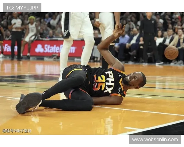 勇士与马刺激战11月19日NBA赛场精彩对决引发球迷热议 勇士与马刺激战11月19日NBA赛场精彩对决引发球迷热议